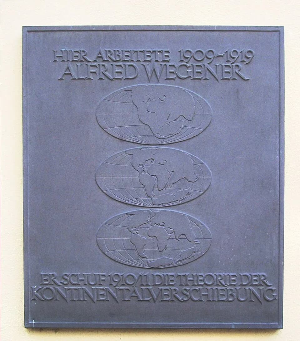 Alfred Wegener - Marburg: Gedenktafel für Alfred Wegener in der Straße "Renthof", der von 1908 bis 1919 in Marburg tätig war und hier die Theorie der Kontinentalverschiedung entwickelte.