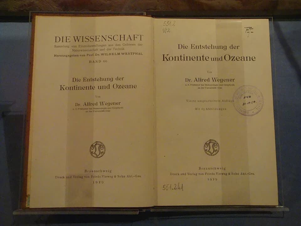 Alfred Wegener - Ejemplar de "El origen de los continentes y océanos" de Alfred Wegener, exhibido en el Museo de Astronomía y Geofísica de La Plata. Edición de 1929.