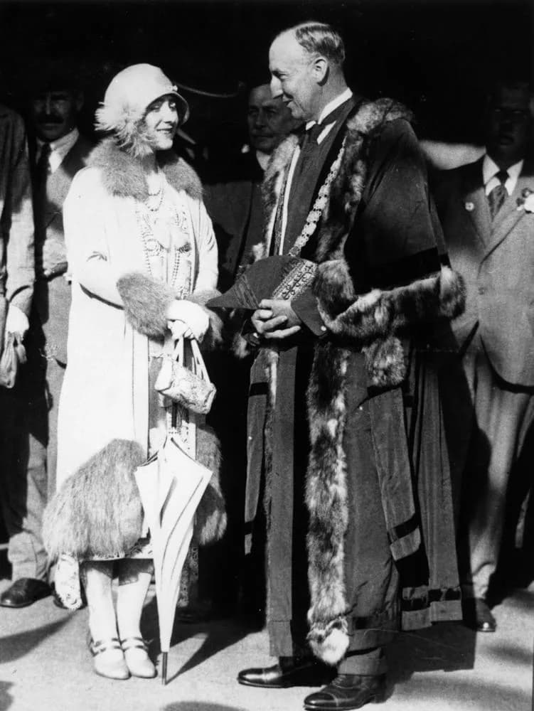 Queen Elizabeth the Queen Mother - Duchess of York and Mayor of Toowoomba, 1927.
The Duchess of York and James Douglas Annand, Mayor of Toowoomba. The Duchess of York was Lady Elizabeth Bowes-Lyon, la