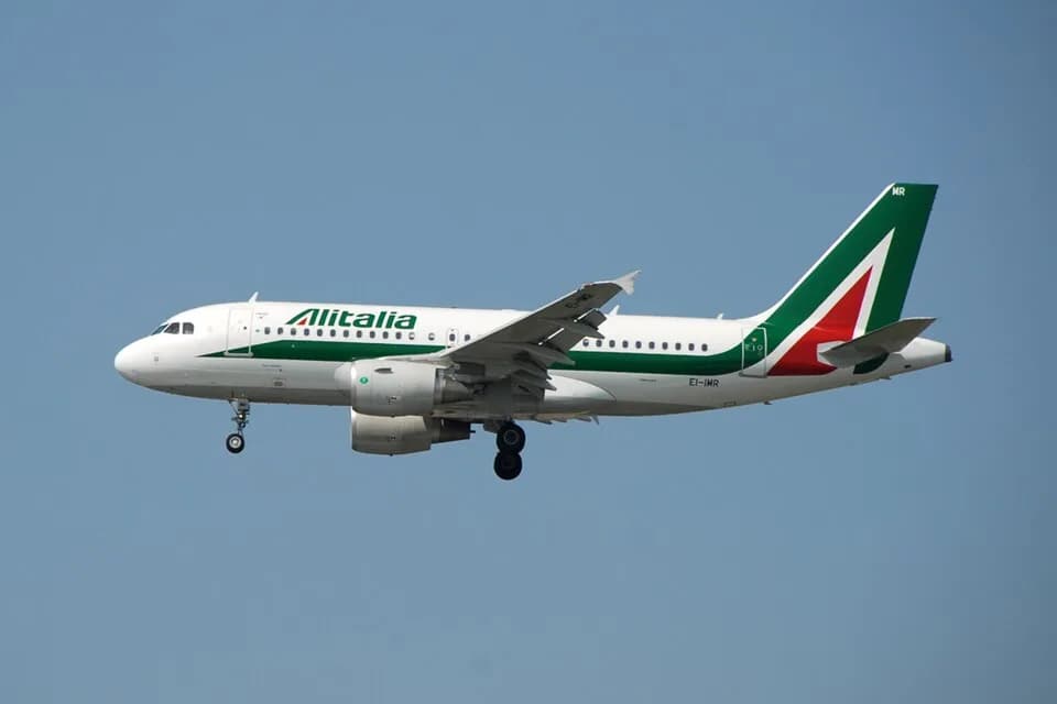 Italo Calvino - EI-IMR Airbus A319-111 msn 4875 operated by Alitalia seen landing at London Heathrow (LHR/EGLL).