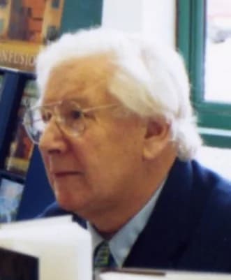 Peter Ustinov - Peter Ustinov at a book signing