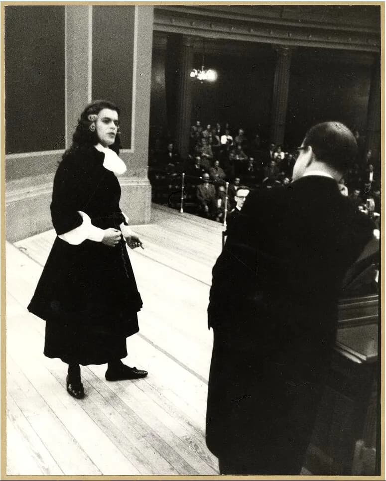 Christina of Sweden - Sven Stolpe's doctoral disputation. A person dressed up as queen Christina of Sweden talks to Mr. Stolpe.