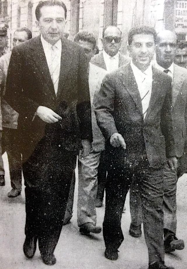 Giulio Andreotti - Giulio Andreotti passeggia in Via Garibaldi, insieme al giovane Benedetto Vincenzo Nicotra, scortato da un contingente della Pubblica Sicurezza di Lentini