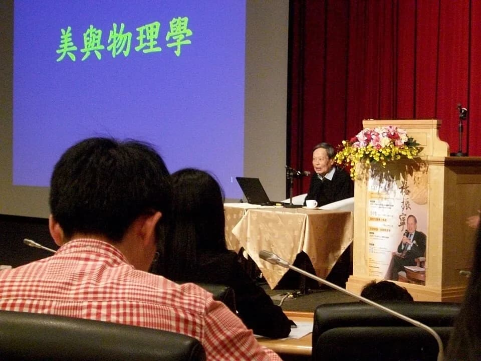 Chen-ning Yang - ​楊振寧於國立臺灣大學領取名譽博士學位後發表科普演說