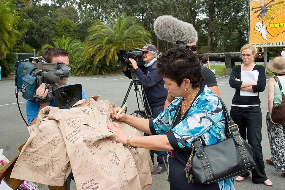 Steve Irwin - These photos were taken morning after Steve died from a StingaRay barb punture into his heart.
As the day morning went along, traffic became heavy and tributes poured in. I would say the