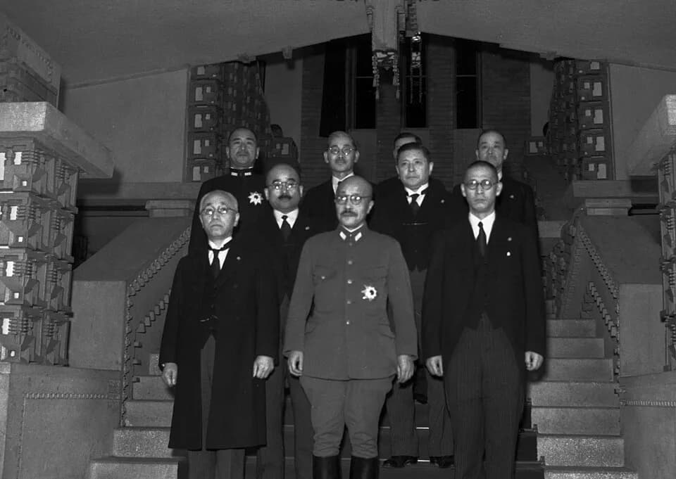 Hideki Tojo - Cabinet ministers of Cabinet of Hideki Tojo(東條内閣). They finished the first cabinet meeting and took a souvenir picture in Kantei.