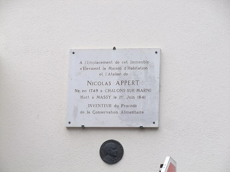 Nicolas Appert - Plaque Nicolas Appert et médaillon par Roland Irolla, rue Gabriel Péri à Massy, France