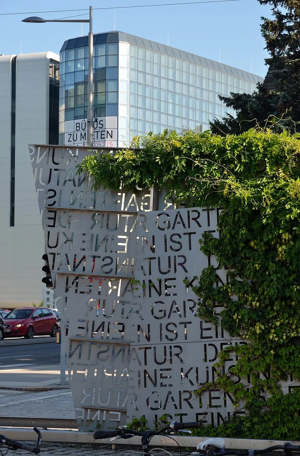 Robert Musil - The east entrance to the Palace of Schönbrunn, the Meidlinger Tor. The porter's lodge is made of aluminium with repeated Der Garten ist eine Kunstnatur (The garden is an artificial natu