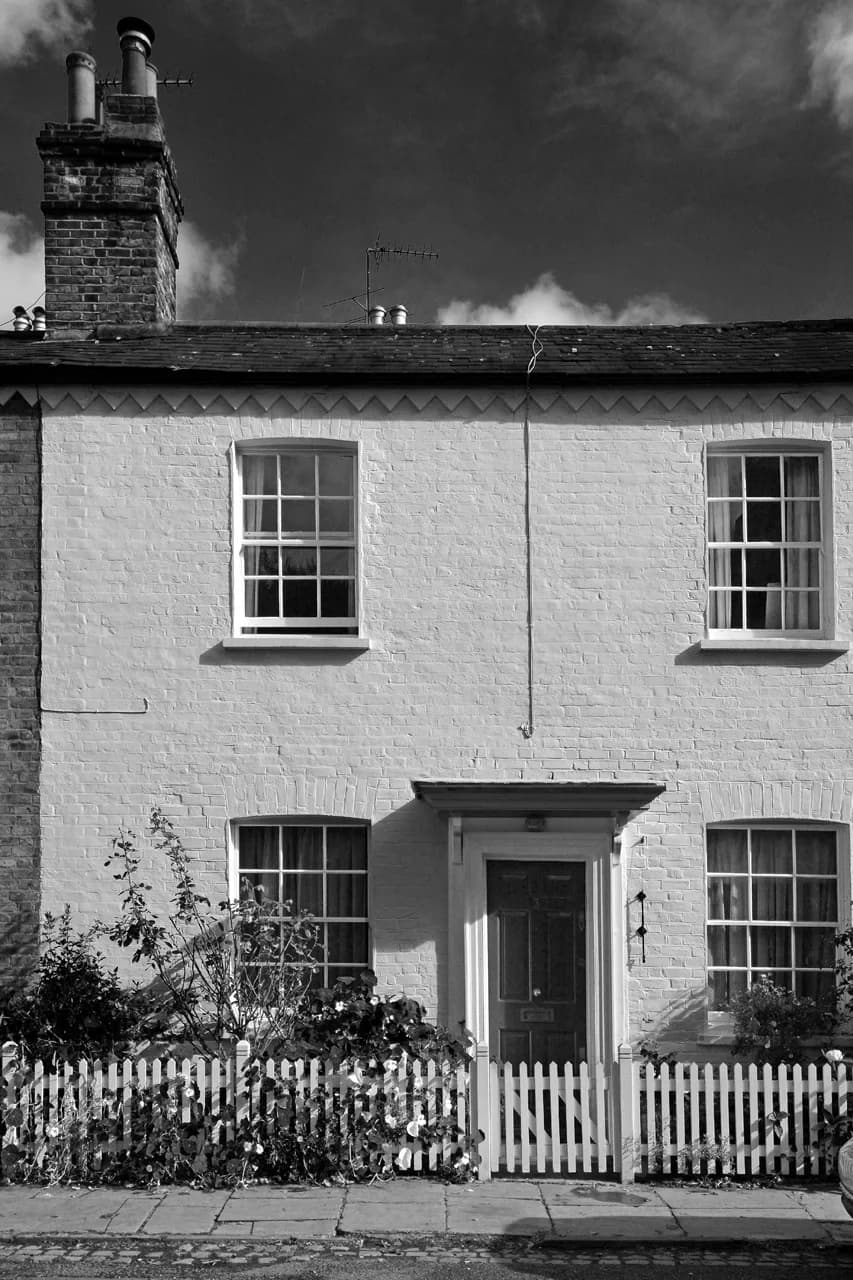 Richard Burton - One of a terrace of mid-C19th cottages with Grade II listing. Painted brick with slate roof and dog-tooth eaves cornice. <a href="http://www.camdennewjournal.com/reviews/books/2012