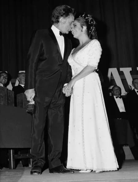 Richard Burton - Richard Burton premiato come migliore attore straniero alla cerimonia dei David di Donatello 1966, in compagnia di Elizabeth Taylor