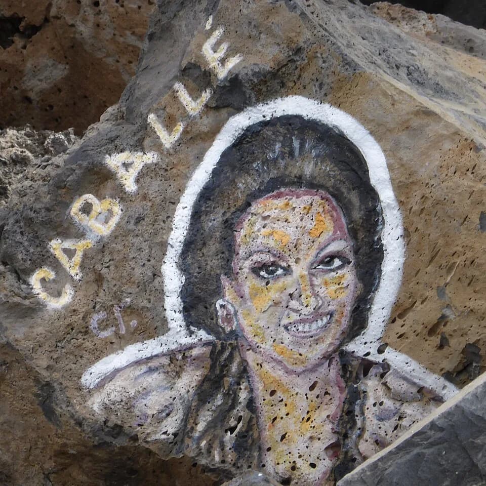 Montserrat Caballé - Maria de Montserrat Viviana Concepción Caballé i Folc entre les cent cares de l'auditori de Tenerife.