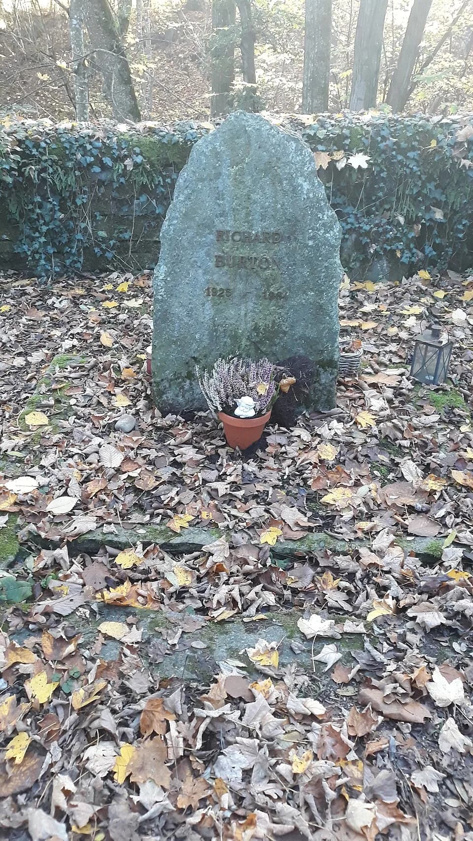 Richard Burton - Sépulture de l'acteur Richard Burton dans l'ancien cimetière de Céligny (enclave de Genève en Vaud) Suisse.