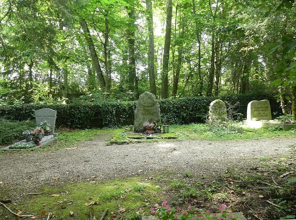 Richard Burton - The grave of Welsh actor Richard Burton (1925-1984) at the Old Cemetery ("Vieux Cimetière") in Celigny, canton of Geneva, a few hundred yards from the villa he bought in the 1950s.