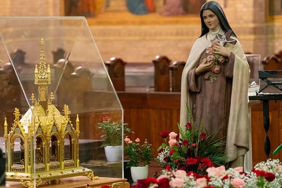 Thérèse of Lisieux - Van 24 t/m 31 mei 2024 was een reliek van de heilige Theresia van Lisieux in het bisdom in de HH. Laurentius en Elisabeth Kathedraal in Rotterdam