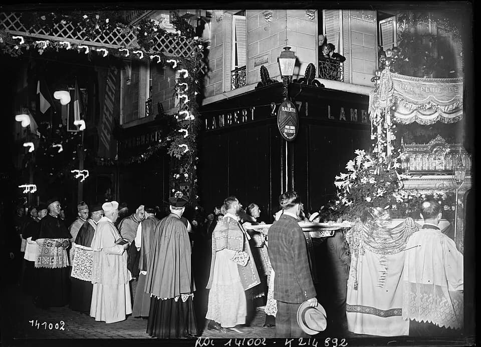 Thérèse of Lisieux - Sujet : Thérèse de l'Enfant-Jésus (1873-1897 ; sainte) -- Reliques -- Lisieux (Calvados, France)
Processions -- Lisieux (Calvados, France)
Lisieux (Calvados, France)
Référence bib