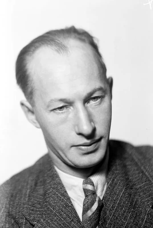 Eyvind Johnson - Författaren Eyvind Johnson. Johnson erhöll Nobelpriset i litteratur 1974 tillsammans med Harry Martinson samt var ledamot av Svenska Akademien från 1957-1976