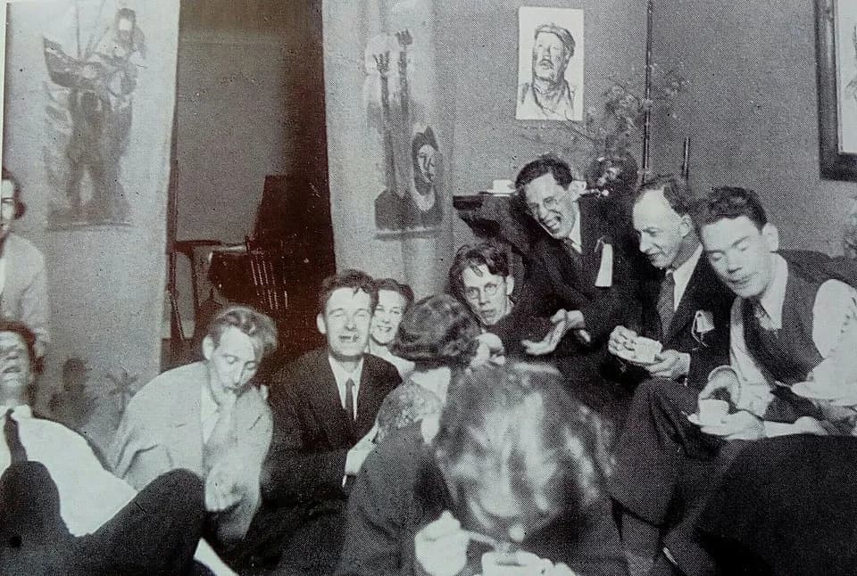 Eyvind Johnson - De svenska författarna Josef Kjellgren (1:a från vänster), Rudolf Värnlund (2:a fr.v.), Gustav Sandgren (3:a från höger), Eyvind Johnson (2:a fr.h.) och Artur Lundkvist (1:a fr.h.) på