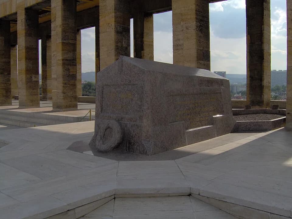 İsmet İnönü - Tomb of İsmet İnönü at Anıtkabir Mausoleum in Ankara. Taken by ProhibitOnions, 2005.