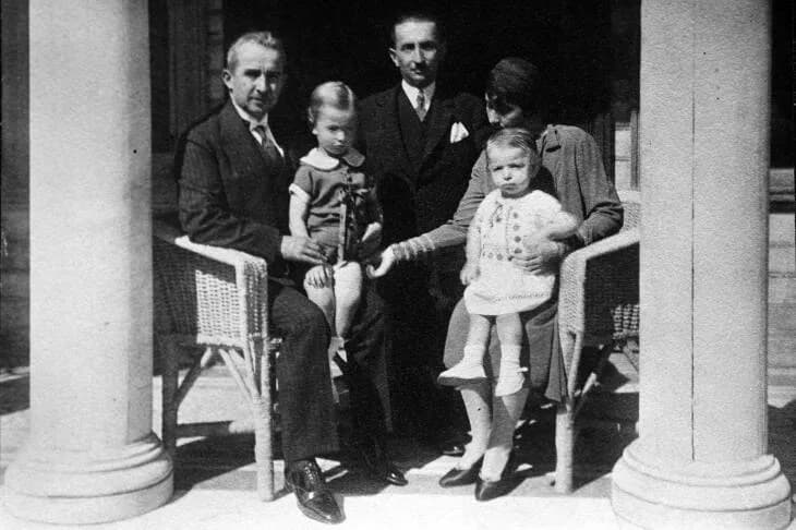 İsmet İnönü - Family of İsmet,(İnönü), Erdal, ?, Ömer, Mevhibe in early 1930s.