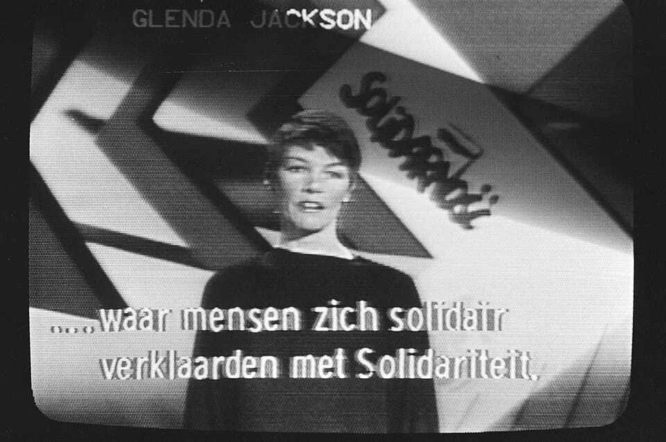 Glenda Jackson - Collectie / Archief : Fotocollectie Anefo
Reportage / Serie : [ onbekend ]
Beschrijving : Amerikaanse tv-show "Laat Polen Polen zijn" op de televisie. Glenda Jackson tijdens de show
D