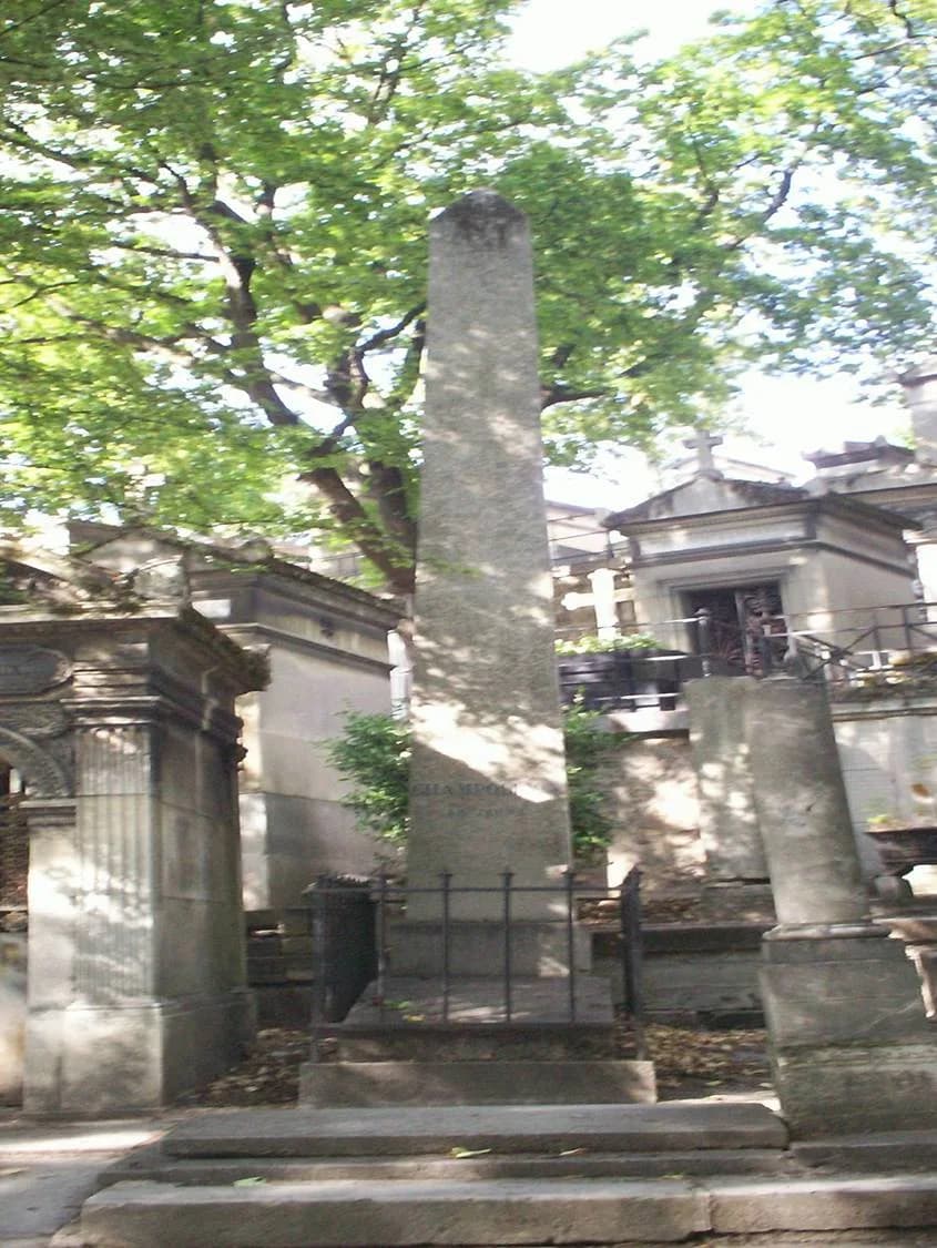 Jean-François Champollion - La tumba de Champollion, presidida por un obelisco, en el cementerio del Père-Lachaise.