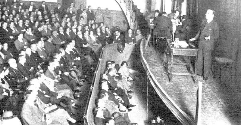 José Ortega y Gasset - Fotografía del discurso de Ortega y Gasset del 6 de diciembre de 1931, conocido como "Rectificación de la República", publicada en la revista Mundo Gráfico