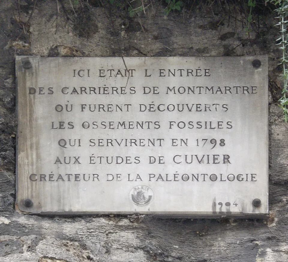 Georges Cuvier - Plaque commémorative apposée en 1904 sur le mur du square Louise-Michel, à l'extrêmité nord de la rue Ronsard, Paris 18e. « Ici était l'entrée des carrières de Montmartre où furent dé