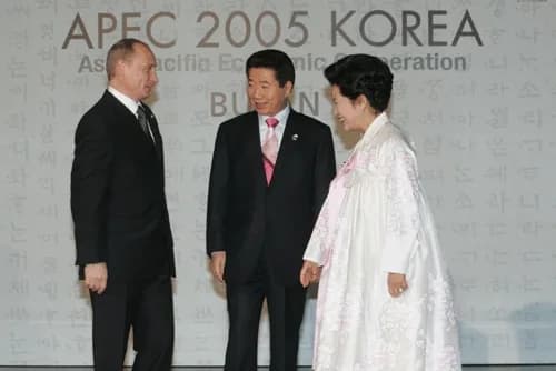 Roh Moo-hyun - PUSAN. Before the ceremonial reception in honour of the heads of state of APEC forum member countries. With the President of South Korea, Roh Moo Hyun, and his wife, Kwon Yang Sook.