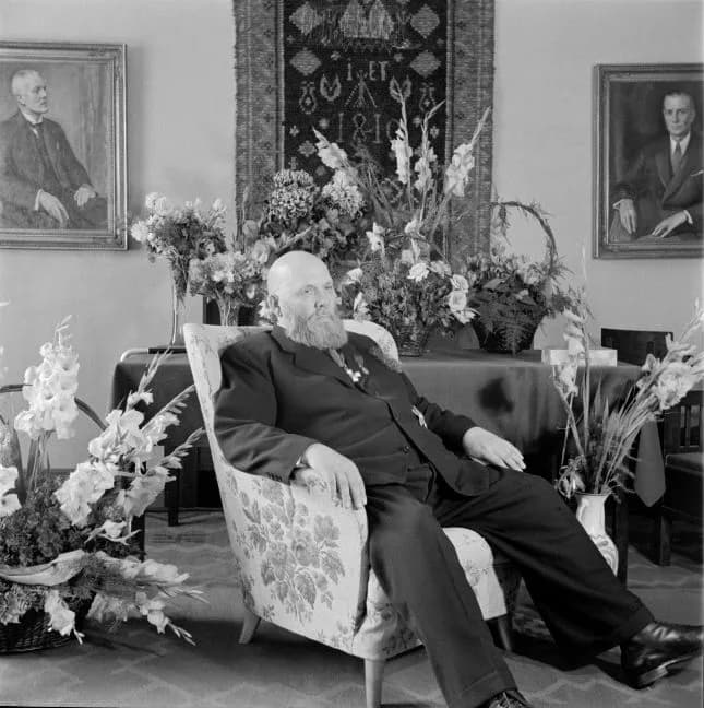 Frans Eemil Sillanpää - The author Frans Emil Sillanpää on his 60th birthday September 16, 1948 among congratulation flowers in Otava's house.