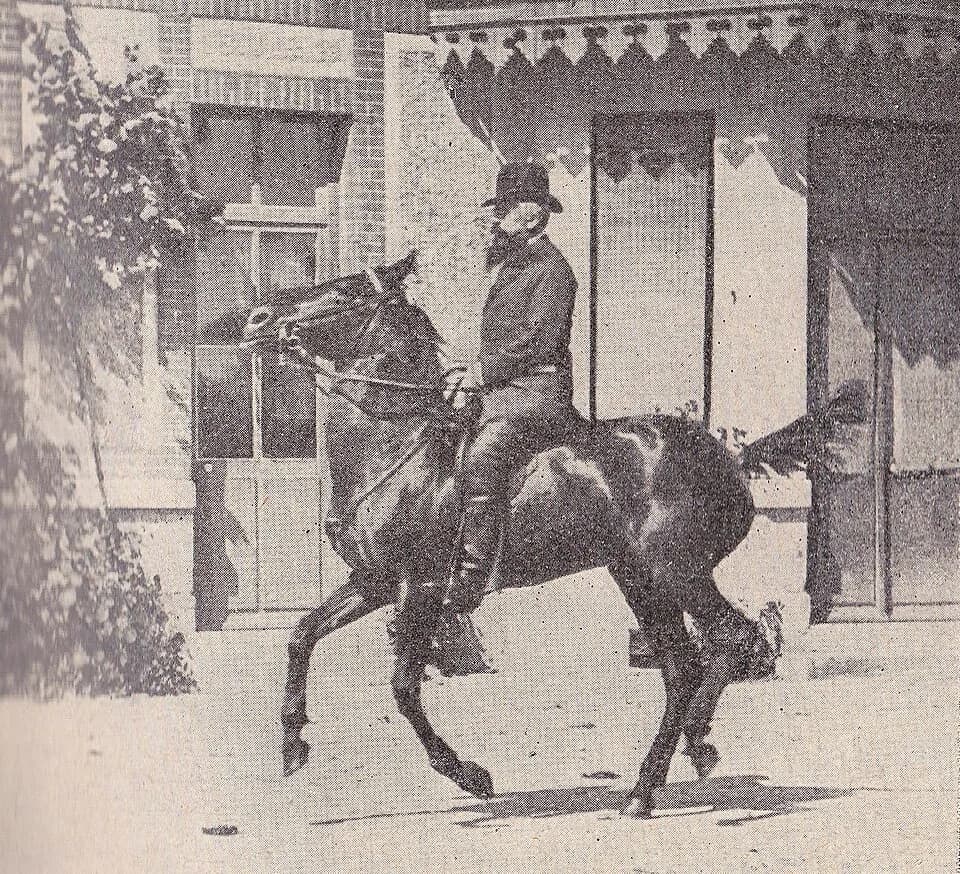 Gustave Le Bon - Демонстрация дрессировки, Лебон в седле. Фотография из книги 1895 года.