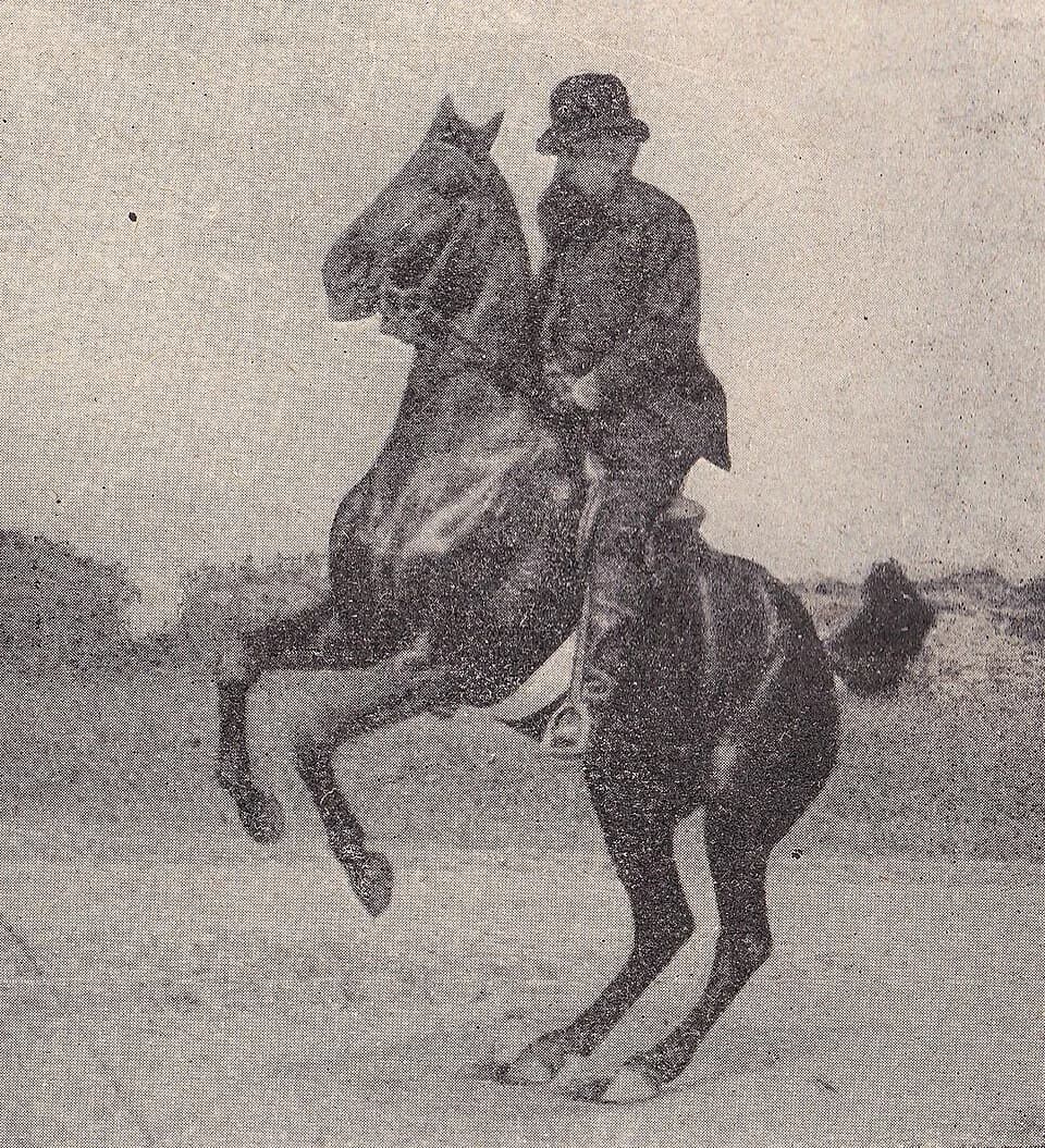 Gustave Le Bon - Демонстрация дрессировки, Лебон в седле. Фотография из книги 1895 года.