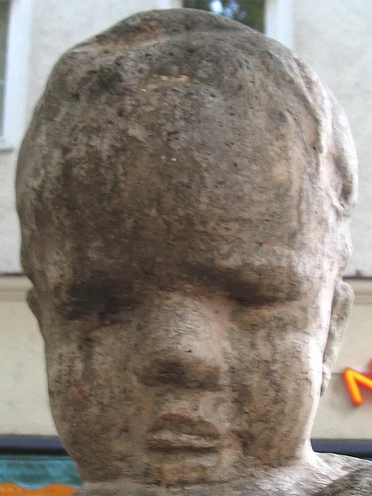 Richard von Weizsäcker - Der Kopf der Figur eines kleinen Jungen auf dem Erbsenbrunnen in Stuttgart-Bad Cannstatt. Für die Figur stand der spätere Bundespräsident Richard von Weizsäcker Modell.