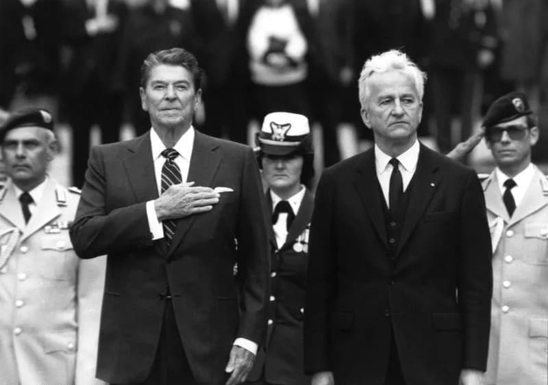 Richard von Weizsäcker - For documentary purposes the German Federal Archive often retained the original image captions, which may be erroneous, biased, obsolete or politically extreme. Bonn, 2. Mai 1