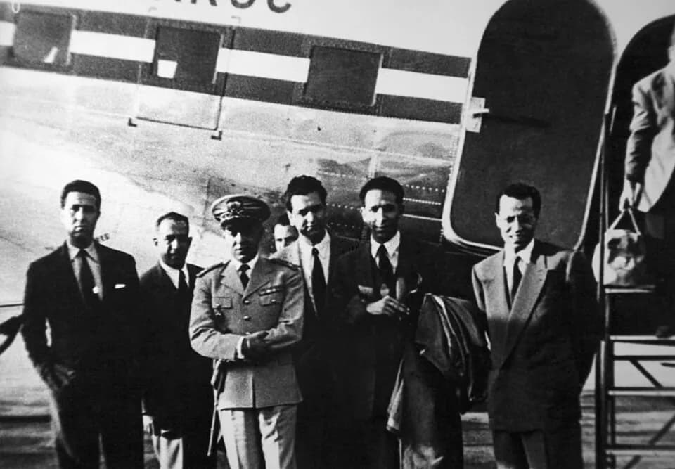 Ahmad ibn Billah - Avion des rebelles algériens avant sans décollage de Maroc et son kidnapping par l'armée française le 22-10-1956