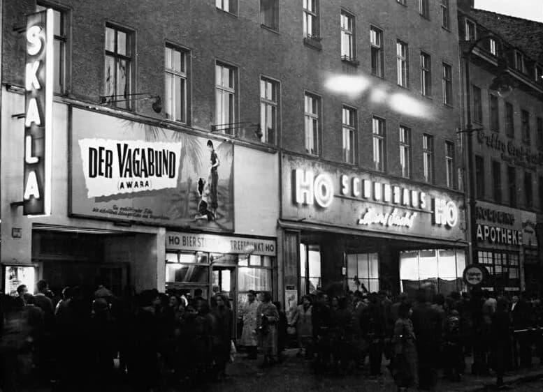 Lata Mangeshkar - For documentary purposes the German Federal Archive often retained the original image captions, which may be erroneous, biased, obsolete or politically extreme. Berlin, Schönhauser A