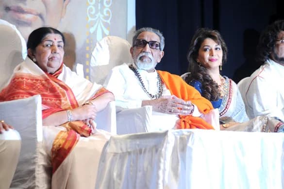 Lata Mangeshkar - Lata Mangeshkar, Bal Thackeray and Madhuri Dixit at 70th Master Dinanath Mangeshkar Awards