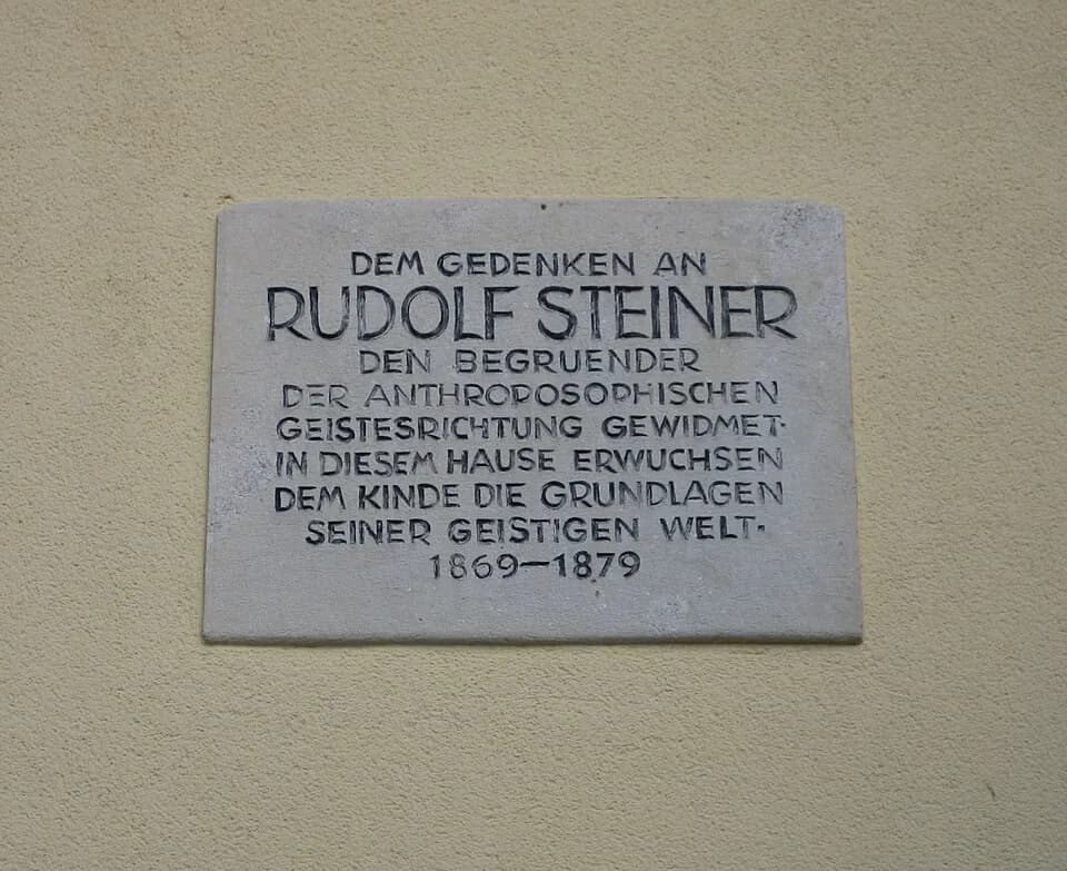 Rudolf Steiner - Gedenktafel für Rudolf Steiner am Abfertigungsgebäude des Bahnhofs Neudörfl der Mattersburger Bahn im Burgenland