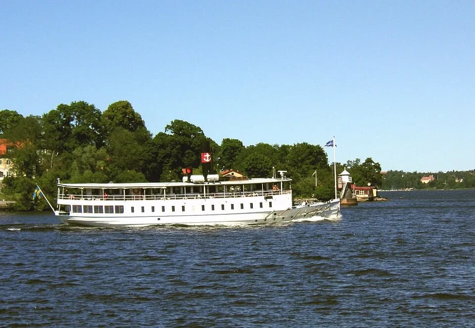 Gustaf Dalén - Fartyget M/S Östanå I med Blockhusudden i bakgrunden. Vy från Nacka Strand.