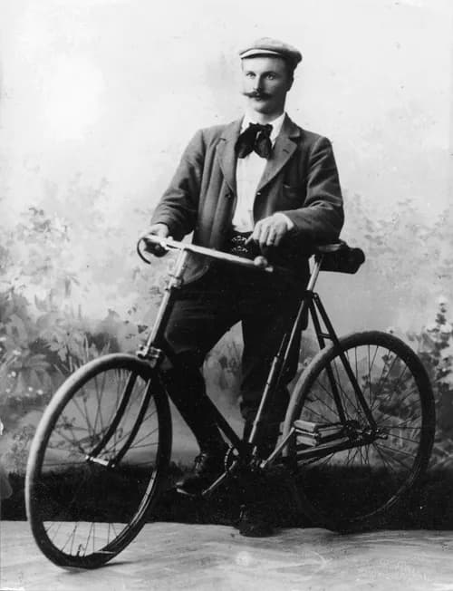 Gustaf Dalén - Gustaf Dalén and his bicycle in the photo studio 1895.