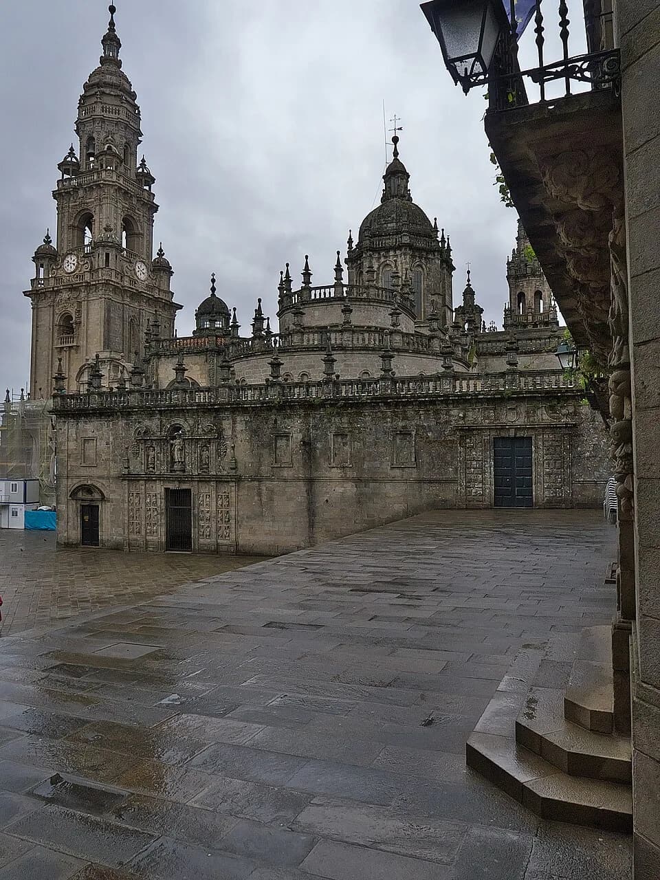 Louis XI of France - El rey Luis XI de Francia, regala las campanas del futuro campanario (1483). Se construye entre 1484 y 1494, siendo configurada por Domingo de Andrade (1676-1680), su primer traba