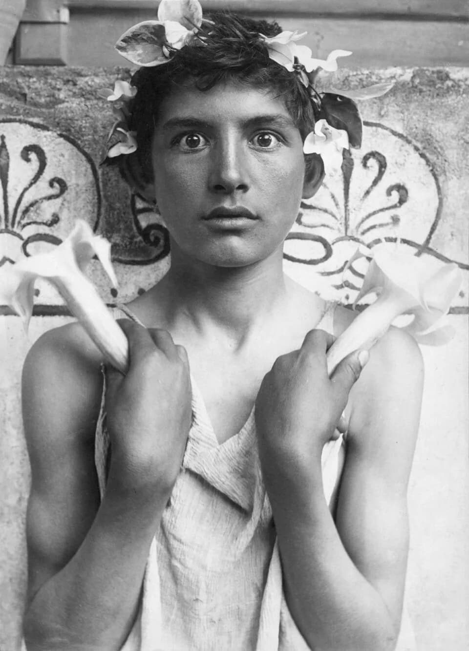 Roland Barthes - Wilhelm von Gloeden (1856–1931), Hypnos. Catalogye numberː 1744. The title ("Sleep" in Greek) comes from the fact that the boy holds two flowers of Brugmansia (a.k.a. "datura"), havin