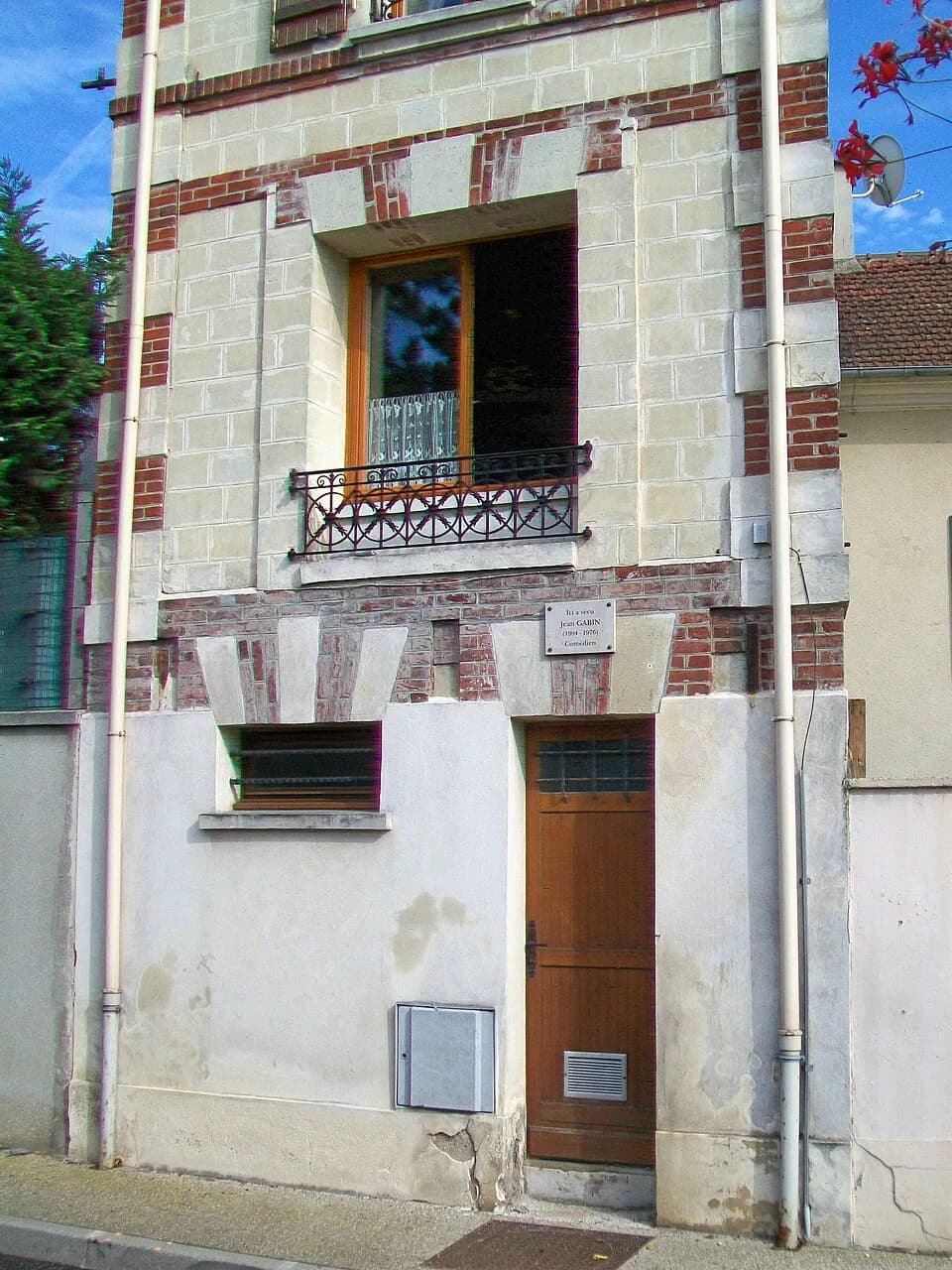 Jean Gabin - La maison où a vécu Jean Gabin, Grande rue, au nord du centre-ville (détail de la façade et plaque comméorative).