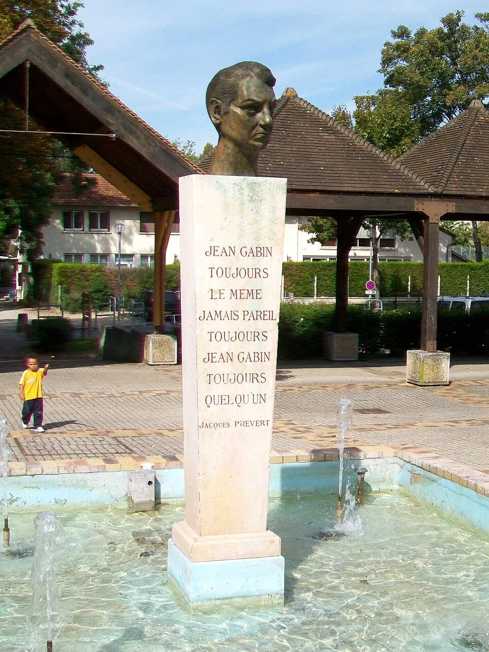 Jean Gabin - Monument pour Jean Gabin sur la place entre le musée Jean-Gabin et l'Office de tourisme, Grande rue.