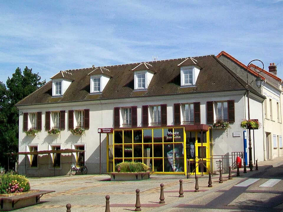 Jean Gabin - Le musée Jean-Gabin et la bibliothèque municipale.
