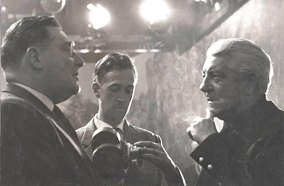 Jean Gabin - Claude Fayard (au centre) en tournage avec Léon Zitrone (à gauche) et Jean Gabin (à droite) en 1959.