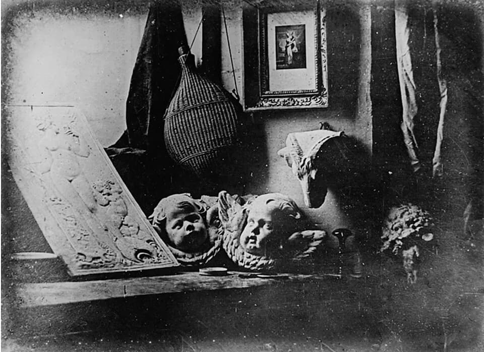 Louis Daguerre - L’Atelier de l'artiste : un daguerréotype de 1837, réalisé par l’inventeur de ce procédé photographique, Louis Jacques Mandé Daguerre (1787-1851).
