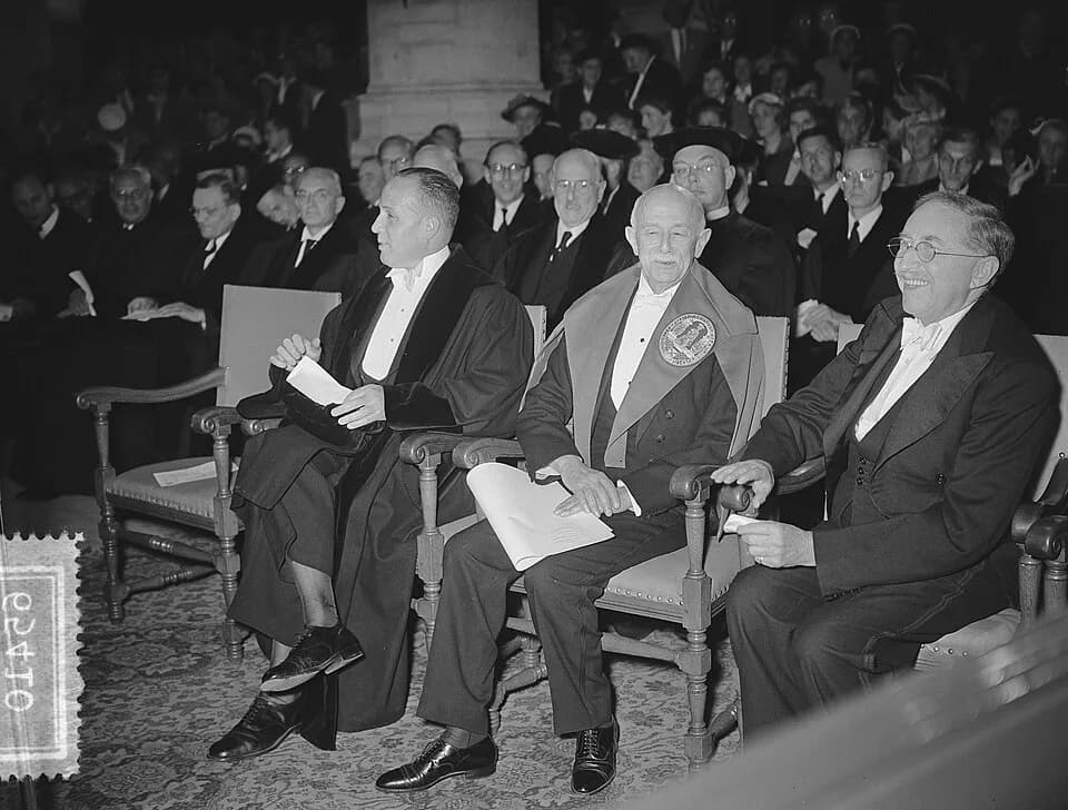 E. M. Forster - Collectie / Archief : Fotocollectie Anefo
Reportage / Serie : [ onbekend ]
Beschrijving : Erepromotie PEN Congressisten Leiden
Datum : 23 juni 1954
Locatie : Leiden, Zuid-Holland
Trefw