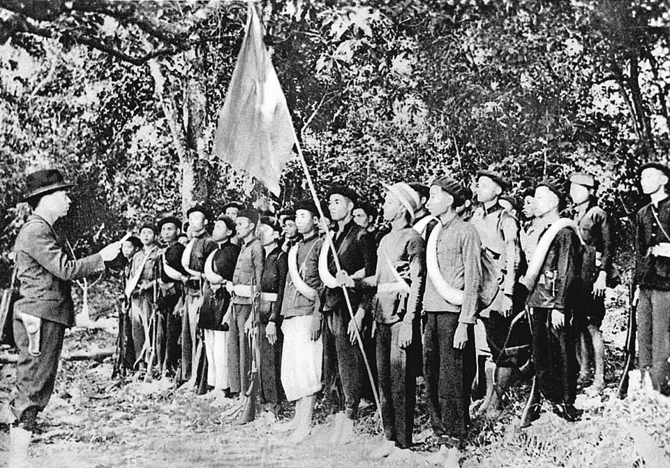 Võ Nguyên Giáp - Vo Nguyen Giap (left), together with Vietminh forces in the forests near Kao Bak Lang, 1944
