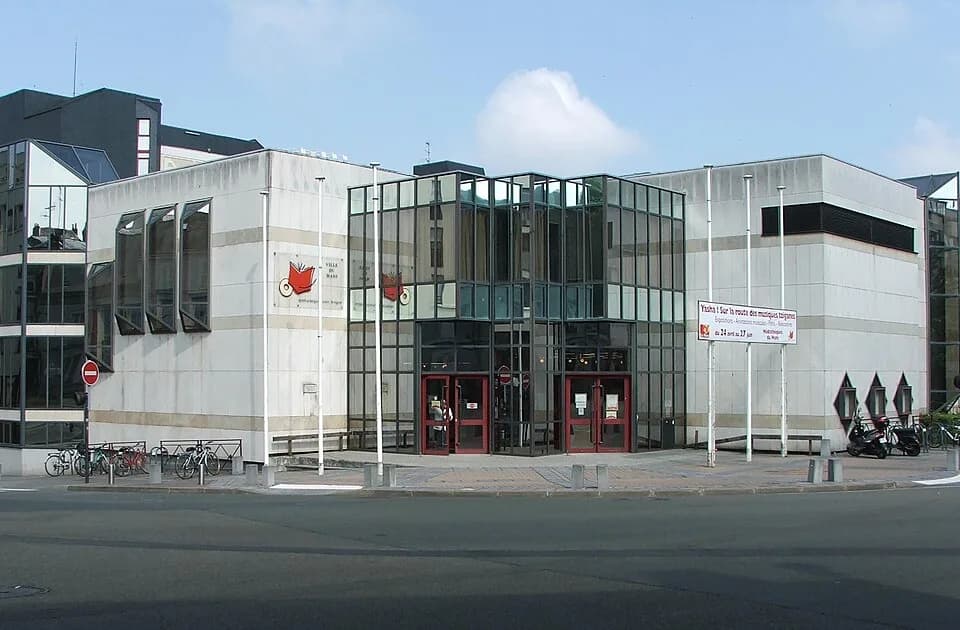 Louis Aragon - La médiathèque Louis-Aragon du Mans, créée en 1988 et remplaçant l'ancienne bibliothèque municipale de la ville.