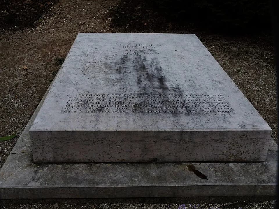 Louis Aragon - Le tombeau d'Elsa Triolet et de Louis Aragon dans le parc du Moulin de Villeneuve à Saint-Arnoult-en-Yvelines.